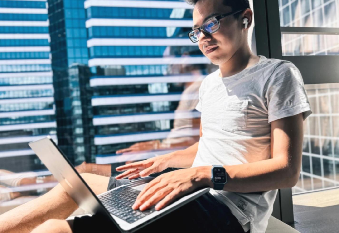 Persona organizando documentos financieros en escritorio ordenado