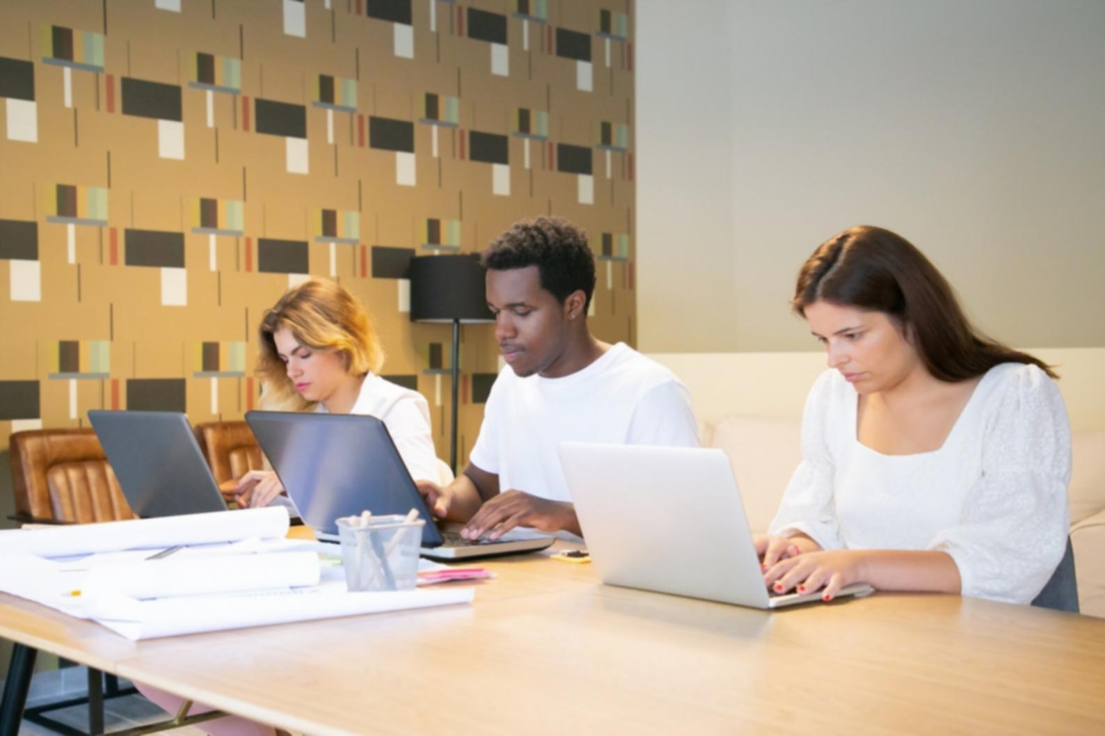 Sesión de taller de finanzas personales en curso