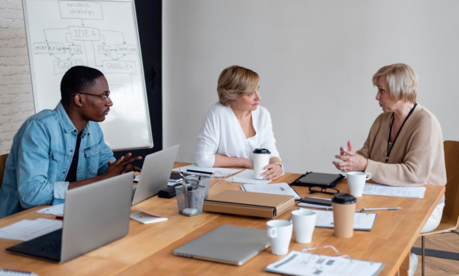 Espacio de trabajo con documentos financieros organizados sistemáticamente